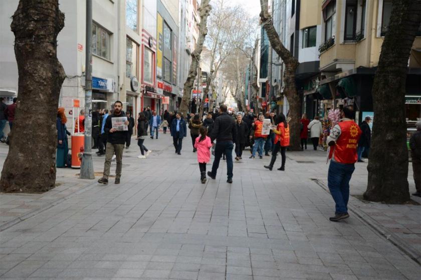 Kartal'da Evrensel ile Ekmek ve Gül dağıtımı yapan Emek Partisi üyeleri