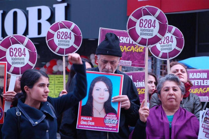 Kadın cinayetinde öldürülen Pınar Ünlüer'in babası Zeki Ünlüer eylemde