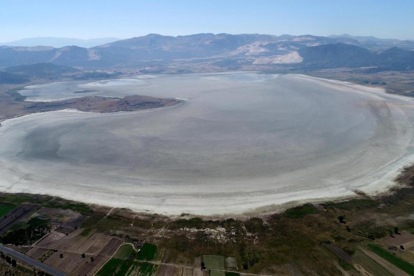 Flamingolar başta olmak üzere çok sayıda kuşa ev sahipliği yapan 2019'da kuruyan 16 kilometrekarelik Yarışlı Gölü.