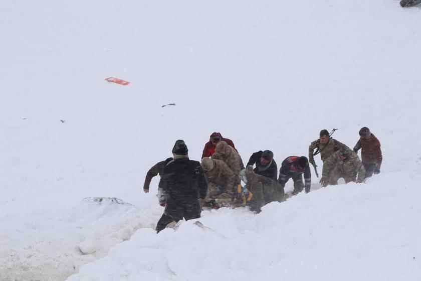 Bahçesaray'da çığ altındakileri kurtarma çalışması