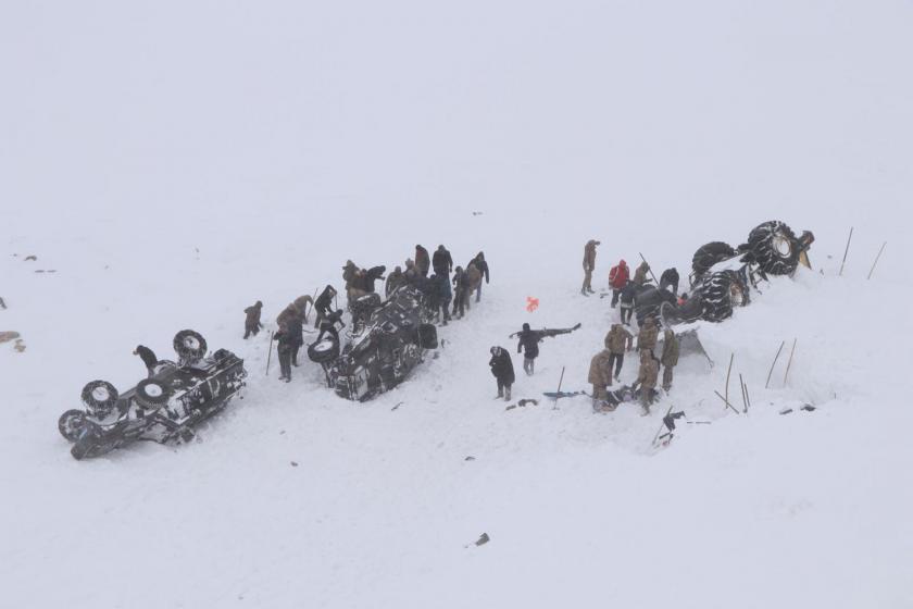 Bahçesaray'da çığ altındakileri kurtarma çalışması