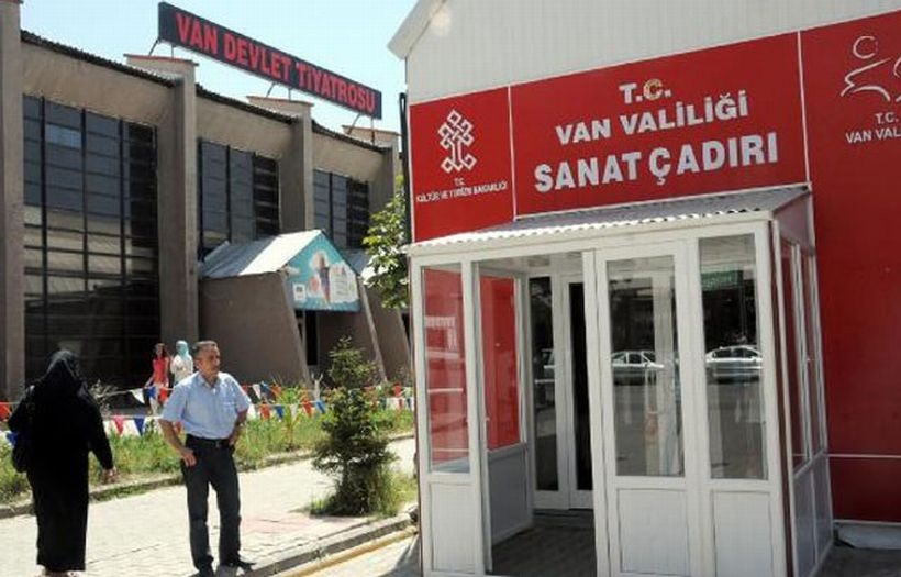 Van, Dünya Tiyatrolar Günü’nü çadırda karşıladı