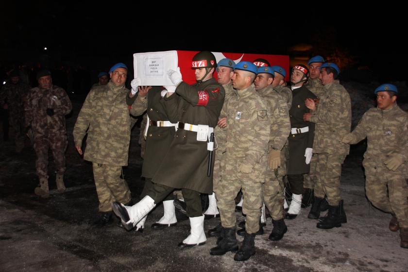 Hakkari'de hayatını kaybeden sözleşmeli er Özgür Çelik'in cenazesi memleketine törenle gönderilirken.