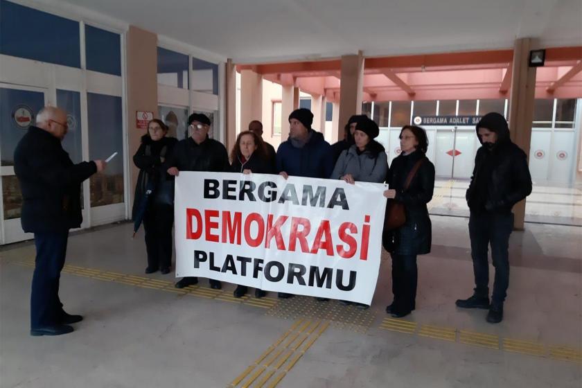 Duruşma sonrası basın açıklaması yapan Bergama Demokrasi Platformu bileşenleri