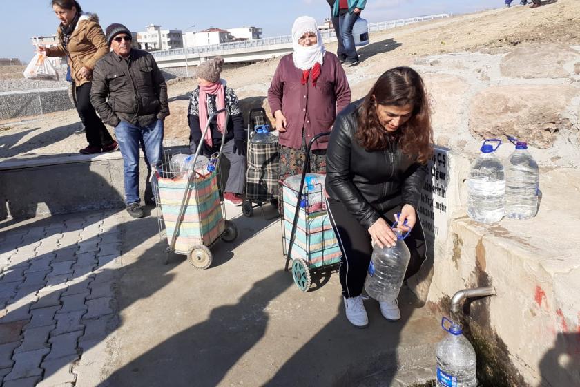 Çeşme başında su almak için sıraya girmiş insanlar