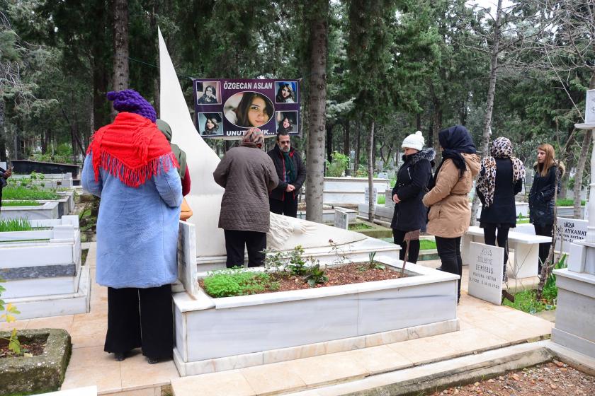 Özgecan Aslan katledilmesinin 5'inci yılında mezarı başında anıldı