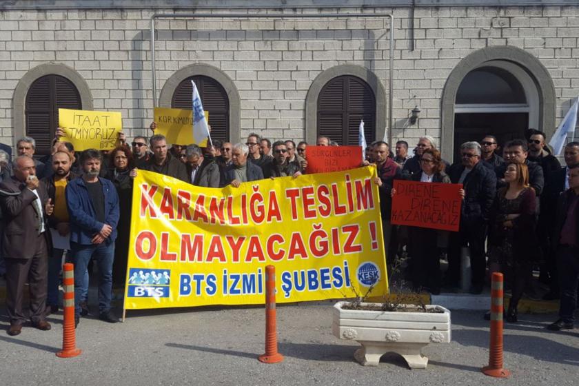 BTS üyesi bir kişinin sürgün edilmesine ilişkin Alsancak Gar önünde basın açıklaması yaparken