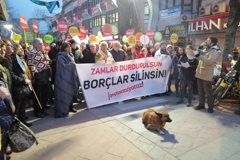 Kocaeli'de emekçiler 'Zamlar durdurulsun, borçlar silinsin, geçinemiyoruz!' pankartı ile basın açıklaması yaparken.