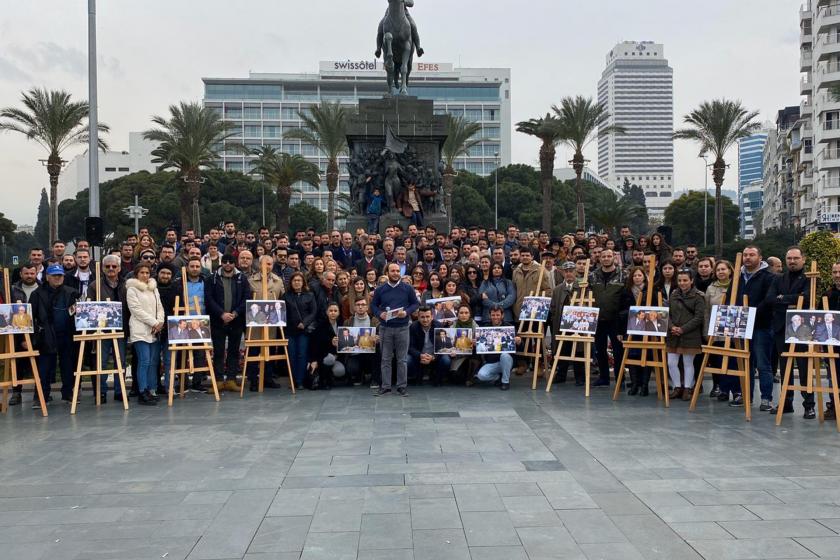 CHP İzmir İl Gençlik Kolları basın açıklaması düzenliyor