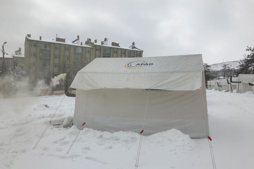 Karların içine kurulan AFAD çadırı 
