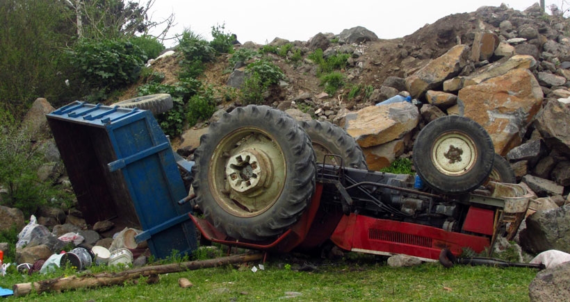 Tarım işçilerini taşıyan traktör devrildi: 2 ölü 14 yaralı