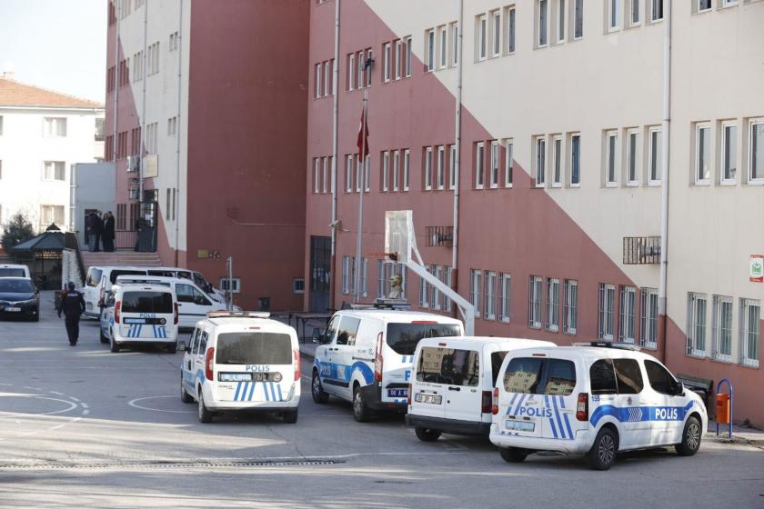 Şehit Velit Bekdaş Anadolu Lisesinin bahçesi ve polis araçları