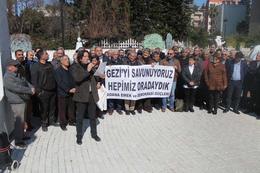 Adana Emek ve Demokrasi Güçleri, Gezi davasının 6'ncı duruşması öncesi 'Gezi'yi savunuyoruz, hepimiz oradaydık' pankartı ile basın açıklaması düzenledi.