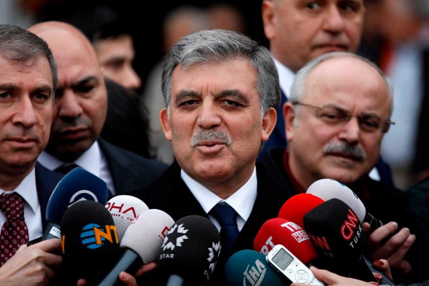 Abdullah Gül açıklama yaparken