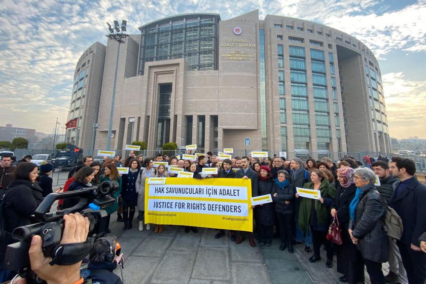 Büyükada davası öncesi yapılan basın açıklaması ve İstanbul Adalet Sarayı binası