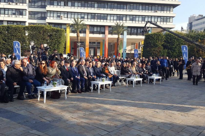 İzmir Büyükşehir Belediyesi Konak Meydanı'nda dijital girişimi olan Bizİzmir uygulamasını tanıtırken