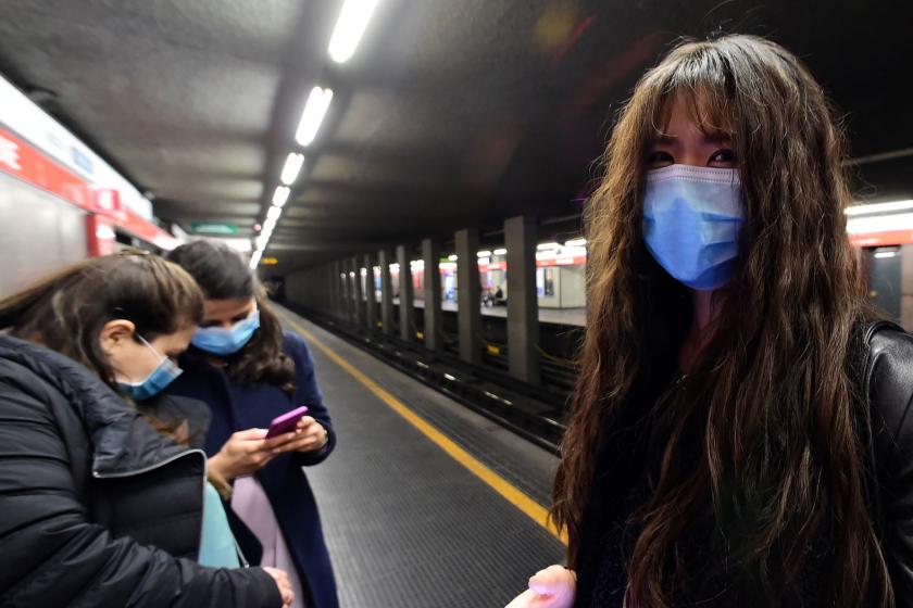 Metro istasyonunda bekleyen yüzü maskeli 3 Çinli kadın