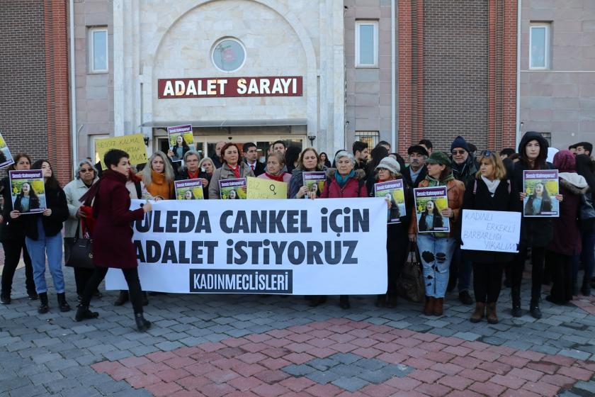 Güleda Cankel davası için Isparta Adalet Sarayı önünde toplanan kadınlar