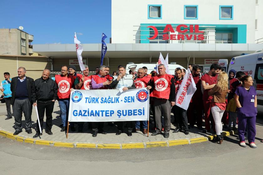 Antep'te Hemşire Zülküf Özdemir'in hasta yakınları tarafından darbedilmesinin ardından Türk Sağlık-Sen hastane önünde basın açıklaması yaptı.