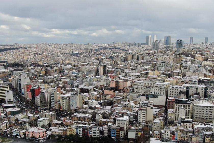 Yapıların ağırlıkta olduğu bir İstanbul görünümü.