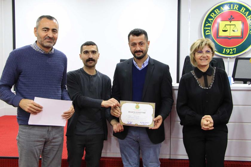 Diyarbakır Barosunun Kürtçe dil kursundan mezun olanlara sertifikaları verildi.