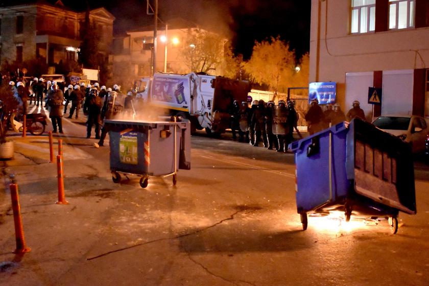 Yunanistan'da, hükümetin Midilli (Lesvos) ve Sakız (Hios) adalarındaki mülteci kamplarını 'kapalı' hale getirme kararına karşı düzenlenen gösteride, polisle çatışma çıktı. 