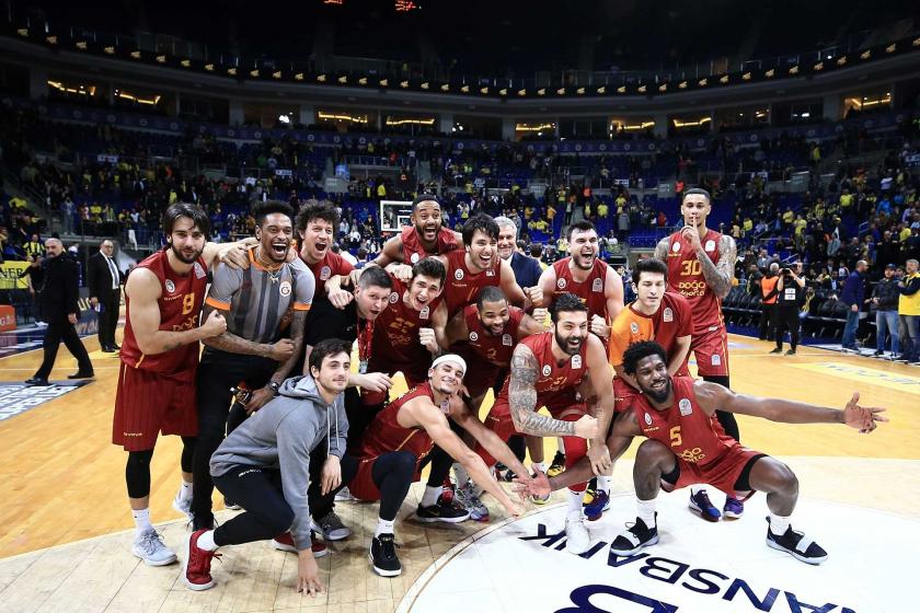 Gatasaray basketbol takımı oyuncularının galibiyet sevinci