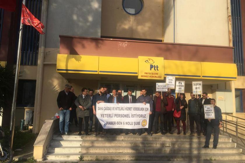 Haber Sen İzmir Şubesi personel eksikliğinin giderilmesi için PTT merkez dağıtım müdürlüğü önünde açıklama yaparken