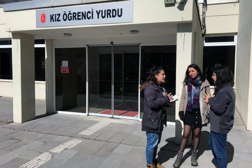 Hacettepe Kız Öğrenci Yurdu girişi ve giriş önünde bekleyen 3 öğrenci