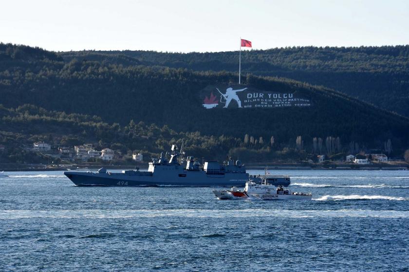 Çanakkale Boğazı'ndan geçen Rus savaş gemisi