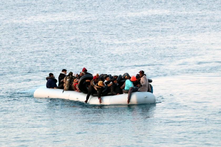 Botları su almaya başladığı için denizin ortasında mahsur kalan mülteciler