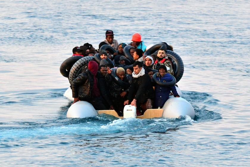 Botları su almaya başladığı için denizin ortasında mahsur kalan mülteciler