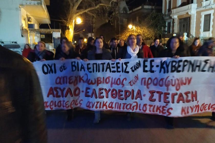 Midilli şehir merkezinde, Lesvos'taki aşırı sağcıların mültecilere yaptıklarına tepki olarak anti-faşist miting gerçekleştirildi.