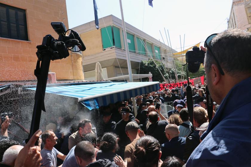 Kıbrıs'ta kapıların kapatılmasına karşı yapılan eylem