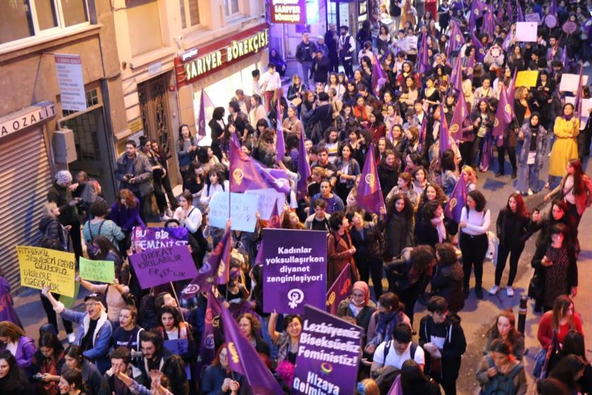 Taksim'de polis barikatının karşısında bekleyen kadınlar