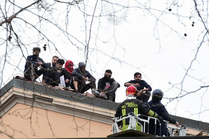 İtalya'da koronavirüs salgını nedeniyle cezaevi çatısına çıkan mahkumlar