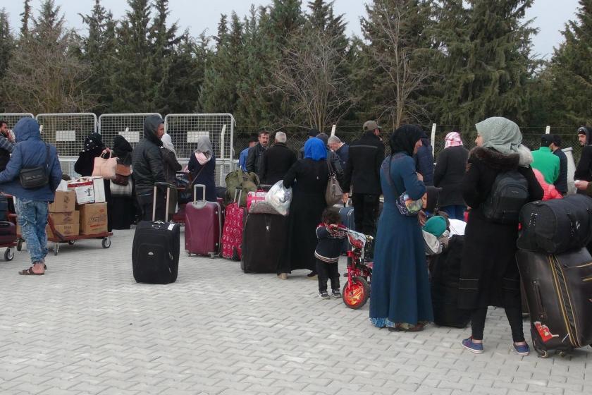 Ramazan bayramı için ülkelerine gitmek isteyen Suriyeli mülteciler, koronavirüs sebebiyle durduruldu.