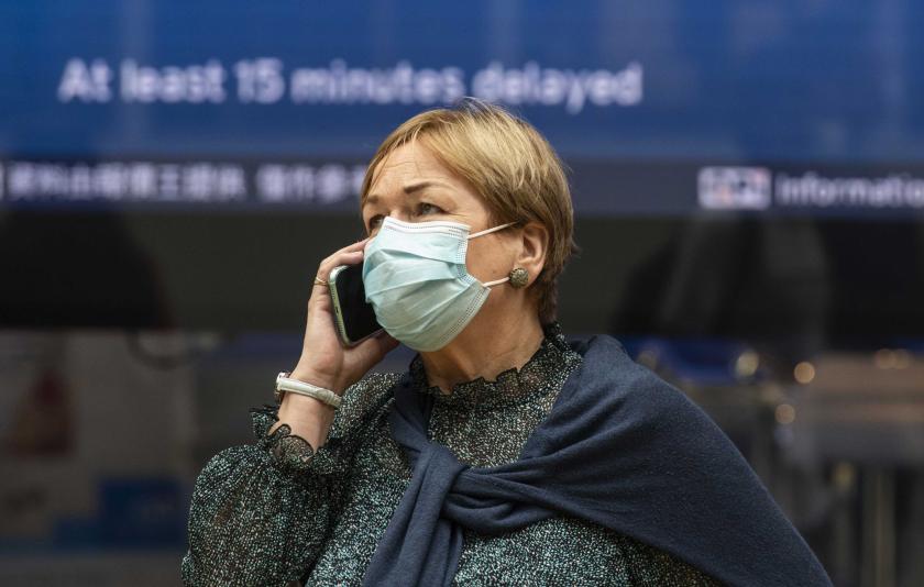 Hong Kong'da yeni Kovid-19 salgınına karşı önlem almak isteyen bazı vatandaşlar maske takarak dolaşıyor.