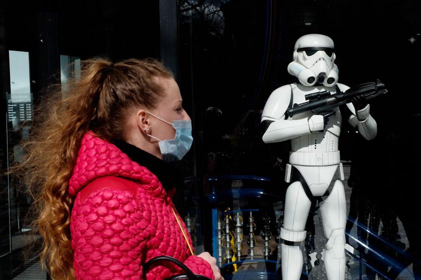 Paris'te tıbbi maske takarak dolaşan bir kadın (solda) ve Stormtrooper kostümü (sağda)