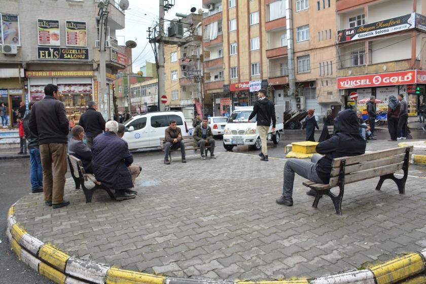 Diyarbakır'da sokakta oturan vatandaşlar