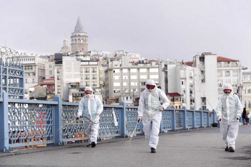 Kovid-19 salgını sebebiyle Beyoğlu Belediyesi ekipleri dezenfekte işlemi yaparken.