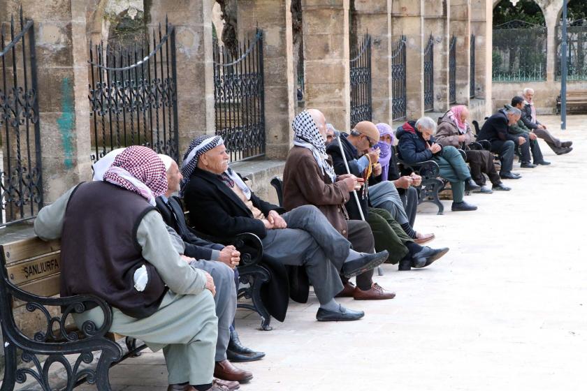 Banklarda oturan yaşlılar