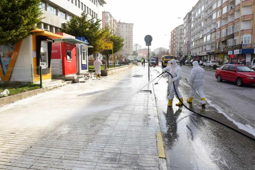 Çorum'da koronavirüs (Kovid-19) salgınına karşı mücadele kapsamında belediye ekiplerince cadde ve sokaklar yıkandı.