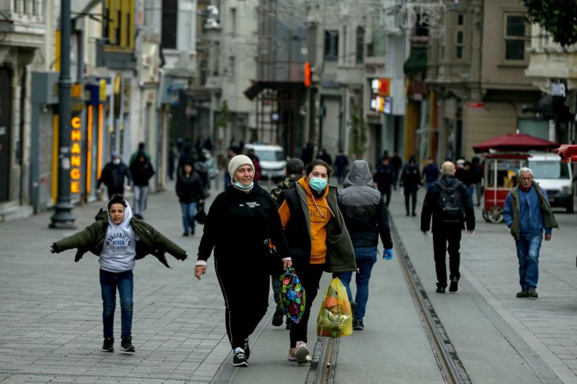 Koronavirüs (Kovid-19) tedbirleri kapsamında yurttaşlara evde kalmaları yönünde yapılan çağrılar sonrası İstanbul'da sokaklar yoğunluktan uzak.