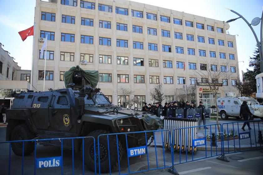 Kayyum atanan Batman belediyesi önünde polis bariyerleri, panzer ve çok sayıda polis var.