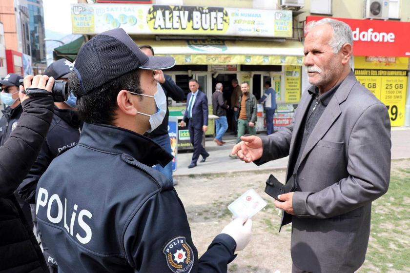 Polise kimliğini gösteren bir adam