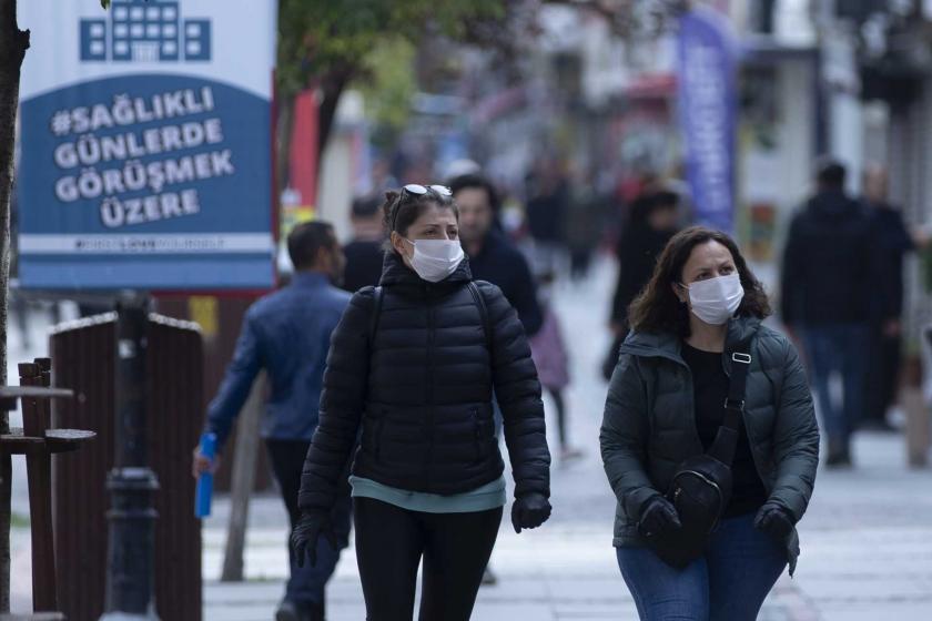 Edirne'de koronavirüs (Kovid-19) salgını dolayısıyla alınan tedbirlerin ardından şehir merkezinde yüzlerinde maske ile yürüyen iki kadın.