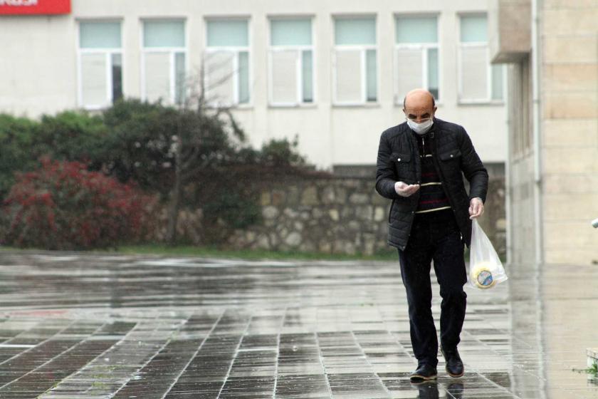 Koronavirüs (Kovid-19) salgını dolayısıyla alınan kararlar sonrası Düzce'de boş bir caddede yüzünde maske ve elinde eldiven ile yürüyen bir yurttaş.