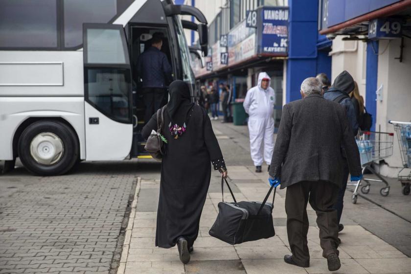 Koronavirüs (Kovid-19) salgını dolayısıyla seyahatlerin sınırlandırılması sonrası İstanbul Esenler'de bulunan 15 Temmuz Demokrasi Otogarında yaşlı bir çift çantaları ile otobüse doğru yürürken.