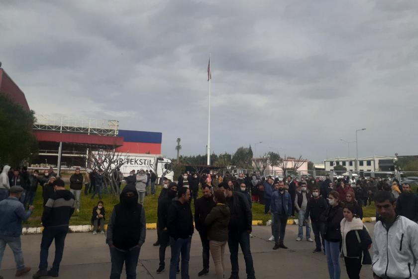 Akar Tekstil işçileri fabrika önünde beklerken